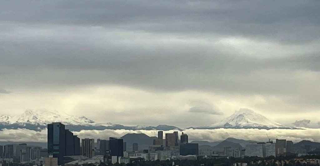 Fotos de los volcanes Iztaccíhuatl y Popocatépetl que nos dan fuerza para aguantar el friazo