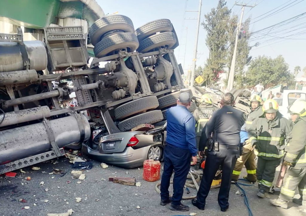 Terrible: Un tráiler cayó de puente vehicular y plastó un auto y una moto en Cuautitlán