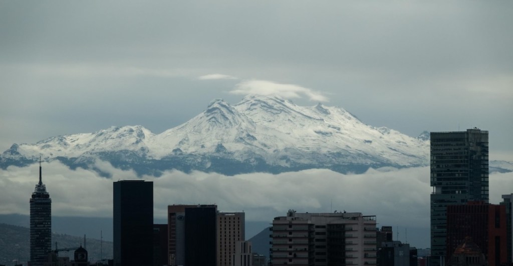 Fotos de los volcanes Iztaccíhuatl y Popocatépetl que nos dan fuerza para aguantar el friazo