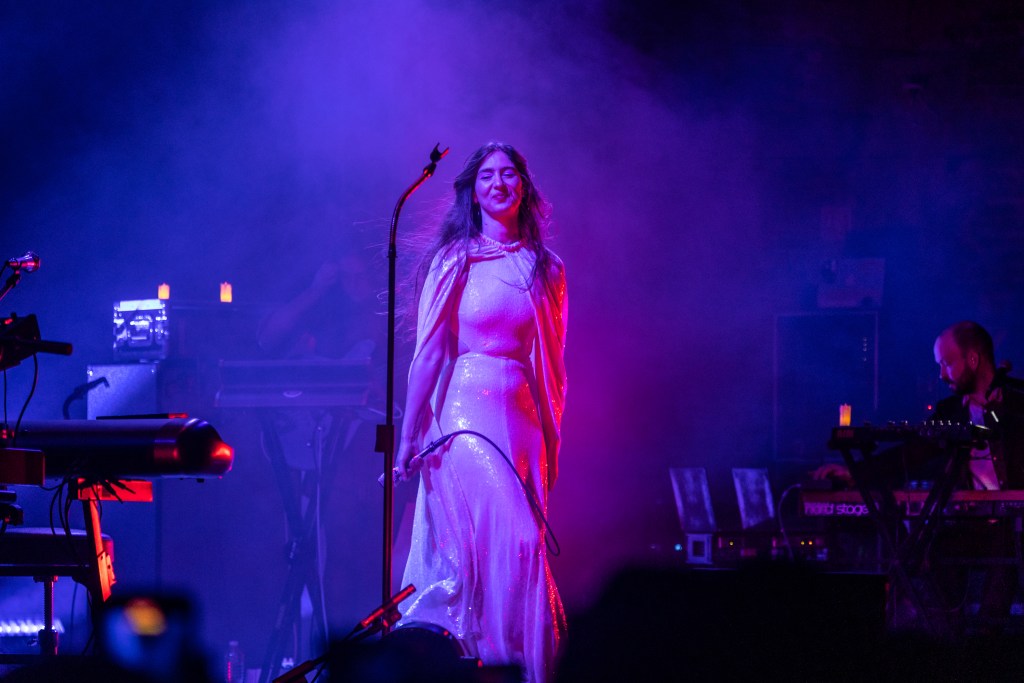 Weyes Blood sedujo al Auditorio BB con un concierto íntimo y etéreo