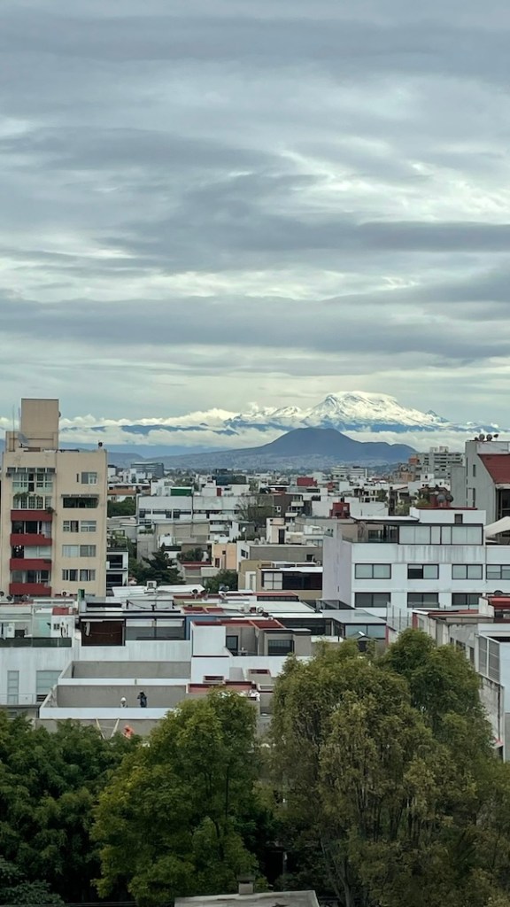 Fotos de los volcanes Iztaccíhuatl y Popocatépetl que nos dan fuerza para aguantar el friazo