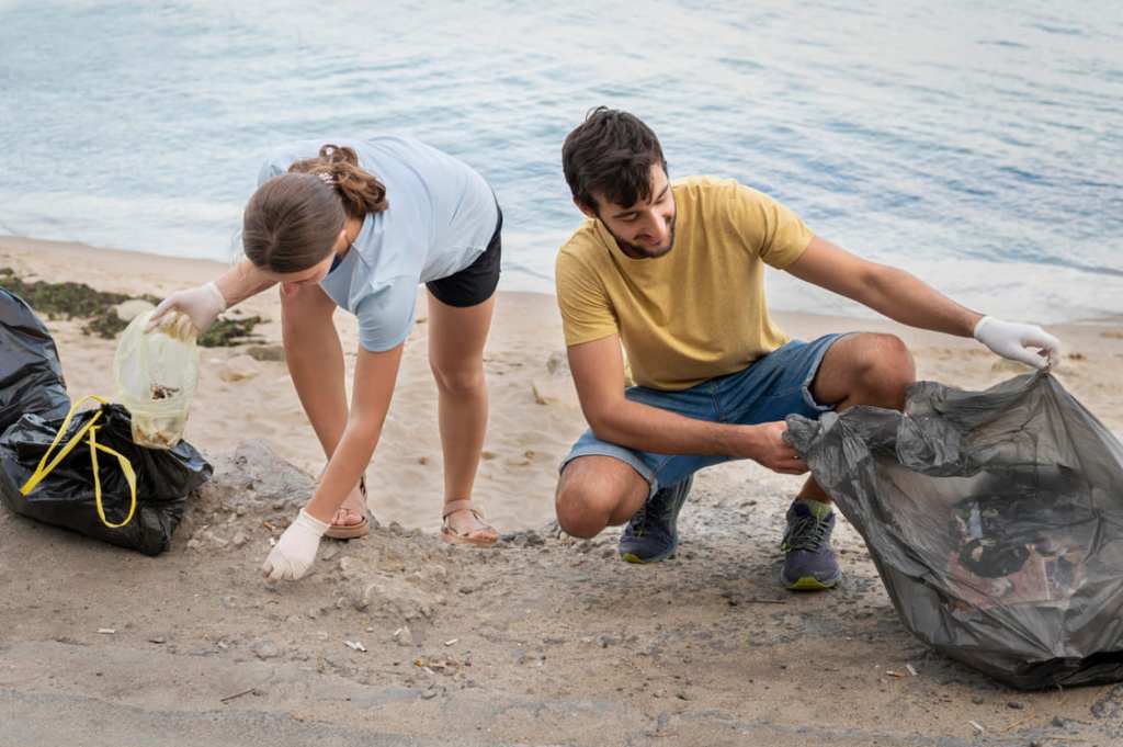 gente limpiando basura playa