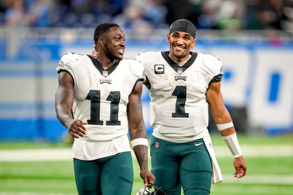 A.J. Brown y Jalen Hurts de Eagles