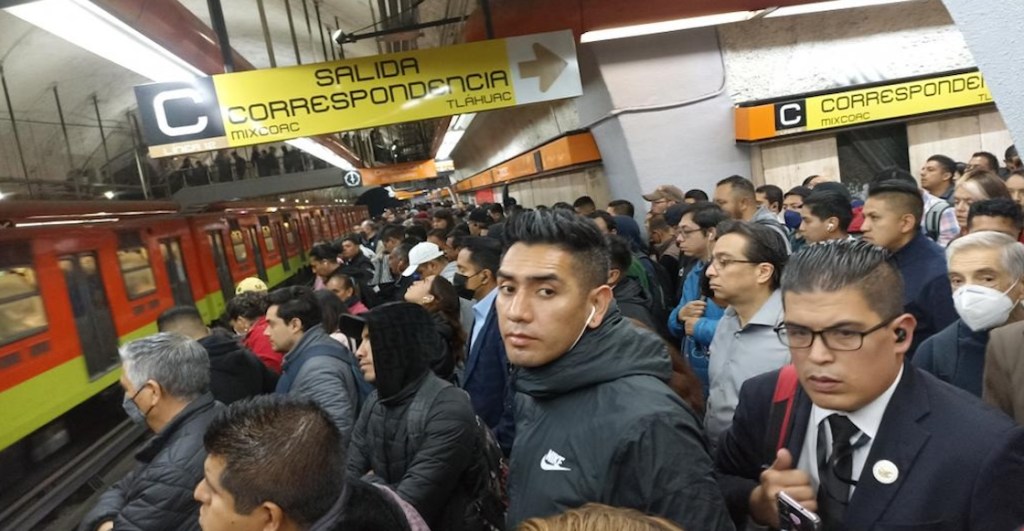 7 minutos de espera, mucha gente y un tren retirado en la Línea 7 del Metro