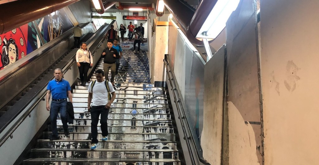 Zapatos mal puestos y otros 'misterios' de las escaleras eléctricas que no sirven del Metro CDMX