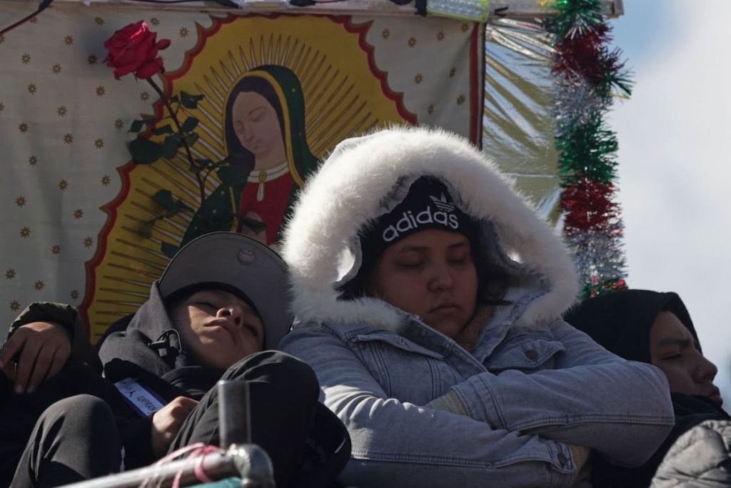 Peregrinos llegan a la Basílica para la mañanitas a la Virgen de Guadalupe.