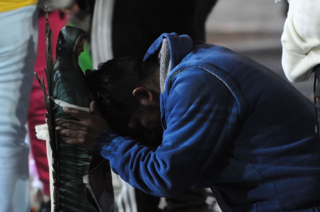 Peregrinos llegan a la Basílica para la mañanitas a la Virgen de Guadalupe.