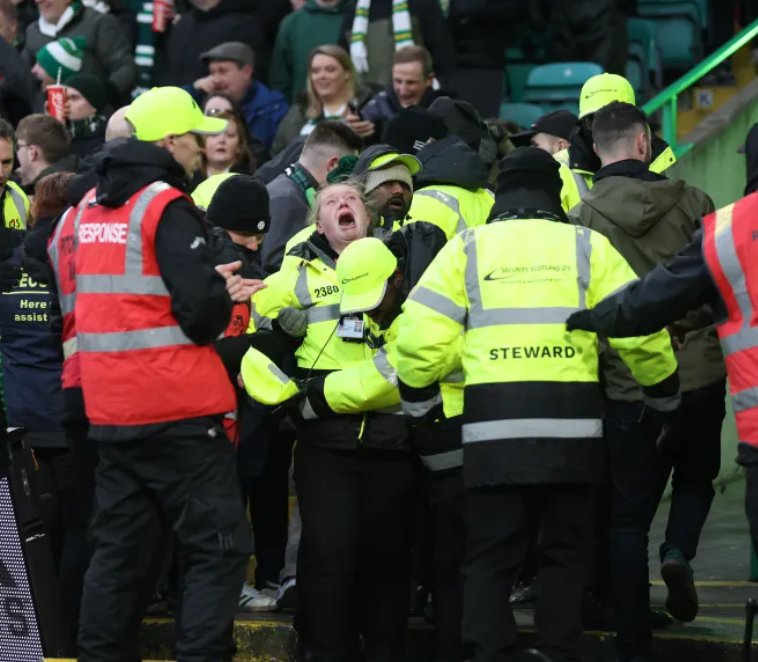 La oficial lastimada en el Celtic vs Rangers