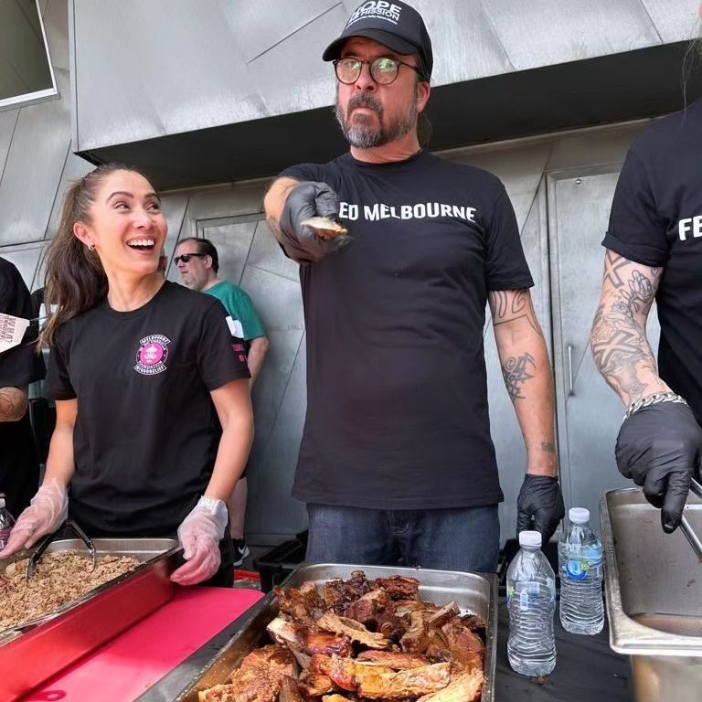 Tipazo nivel: Dave Grohl cocinó para personas en situación de calle en Australia