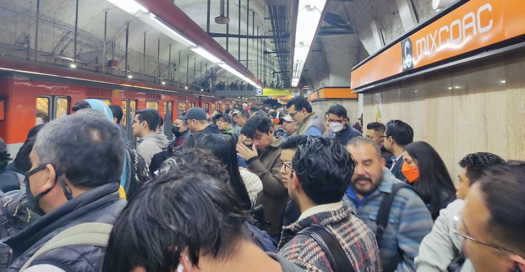 7 minutos de espera, mucha gente y un tren retirado en la Línea 7 del Metro