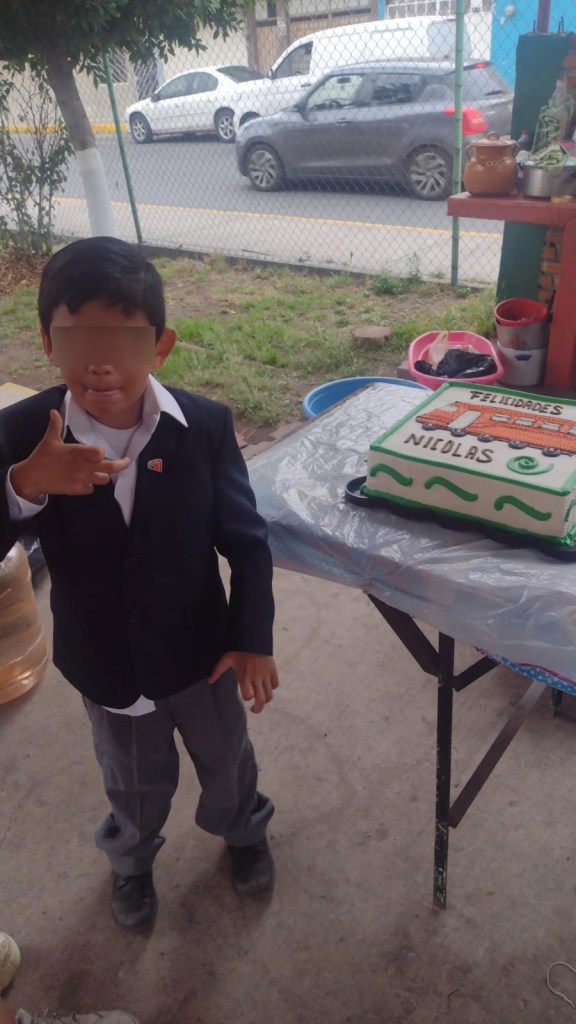 Niño celebró su cumpleaños con fiesta temática del Metro CDMX