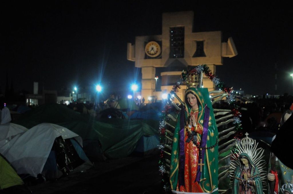 Peregrinos llegan a la Basílica para la mañanitas a la Virgen de Guadalupe.