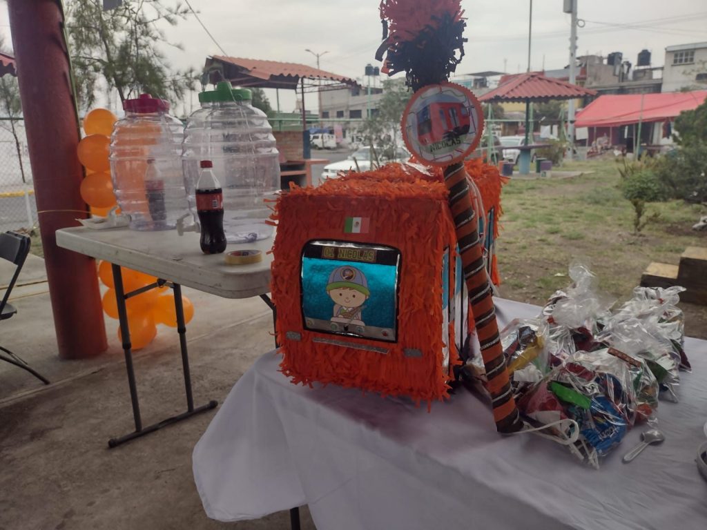 Niño celebró su cumpleaños con fiesta temática del Metro CDMX