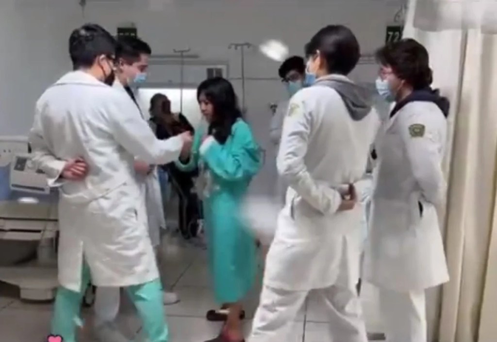 Sniff: Médicos residentes del IMSS bailan vals con paciente que cumplió XV años