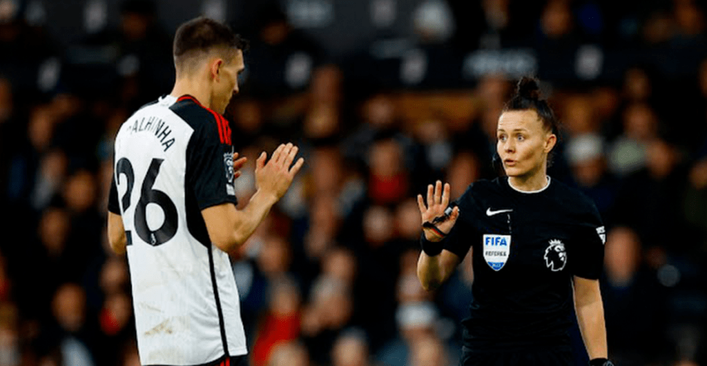 ¿Cómo fue el debut de Rebecca Welch como árbitra en la Premier League?