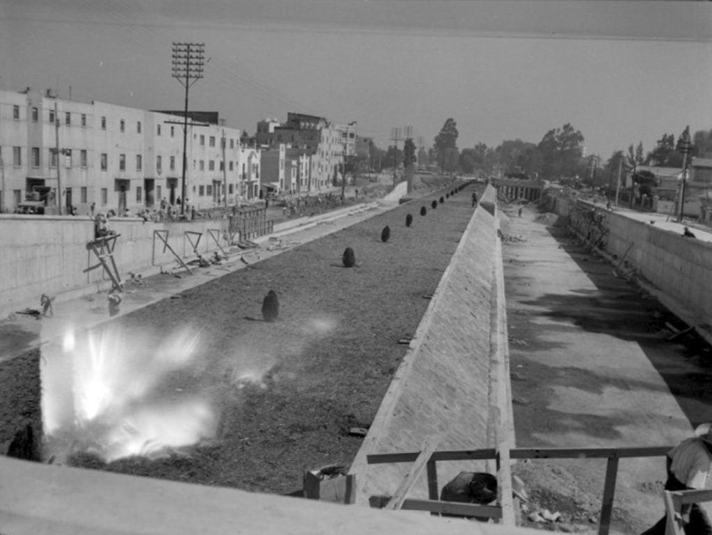 Construcción del Viaducto Miguel Alemán.