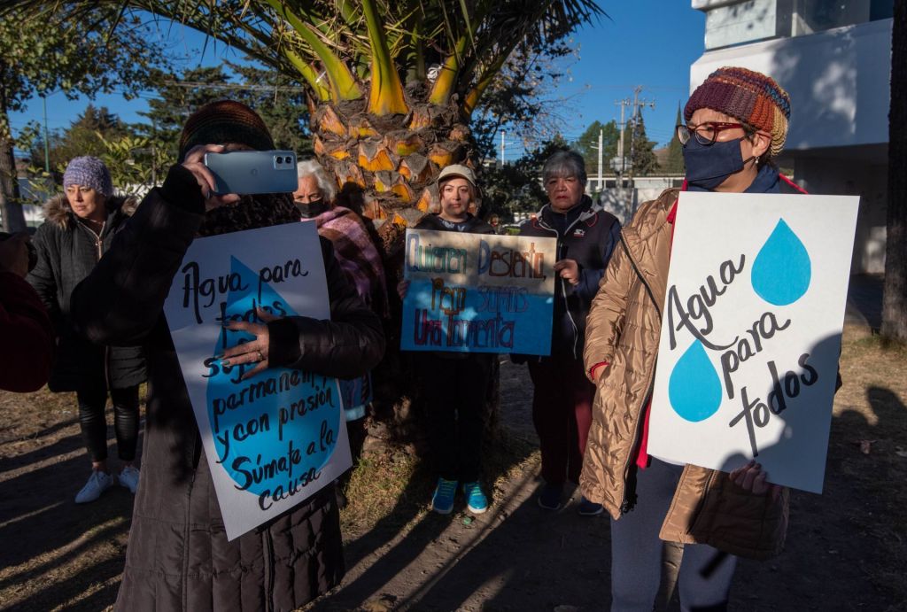 Vecinos llevaron a cabo una protesta por la falta de agua potable en Toluca, Estado de México.