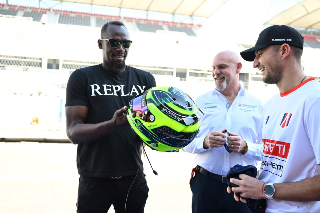 Jake Dennis le regaló un casco personalizado a Usain Bolt