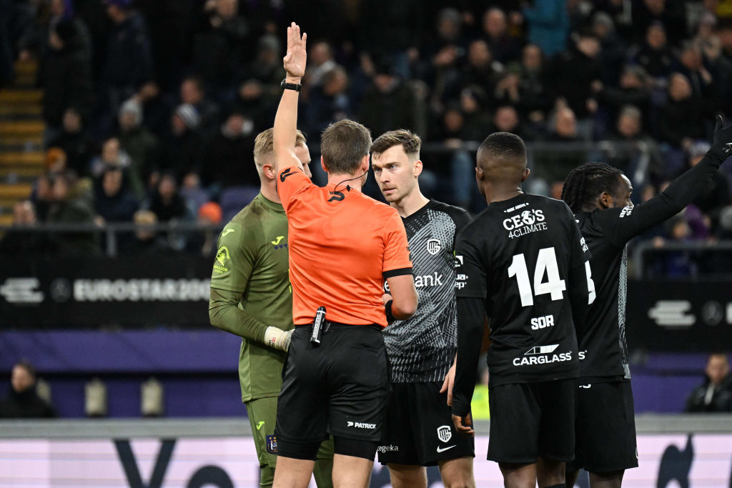 Genk vs Anderlecht: Van a repetir un partido por un error del VAR