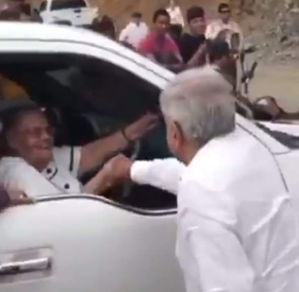 ‘No te bajes, ya recibí tu carta’; AMLO saludó a la mamá del Chapo en su visita a Badiraguato