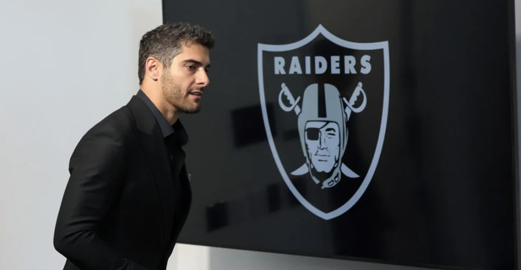 Los Raiders en busca de quarterback: Jimmy Garoppolo tiene un pie fuera