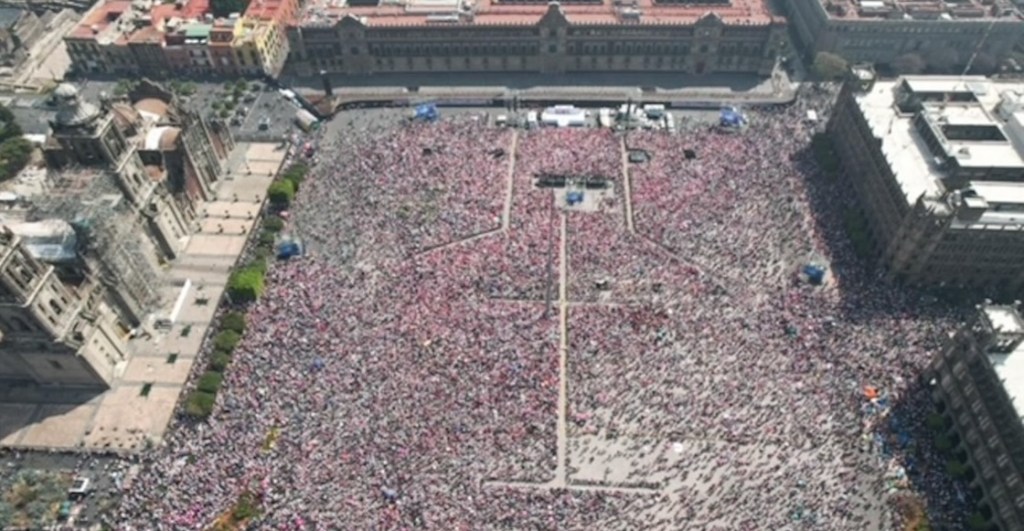 Polémica porque el Gobierno quitó la bandera de México en la Marcha por la Democracia en el Zócalo