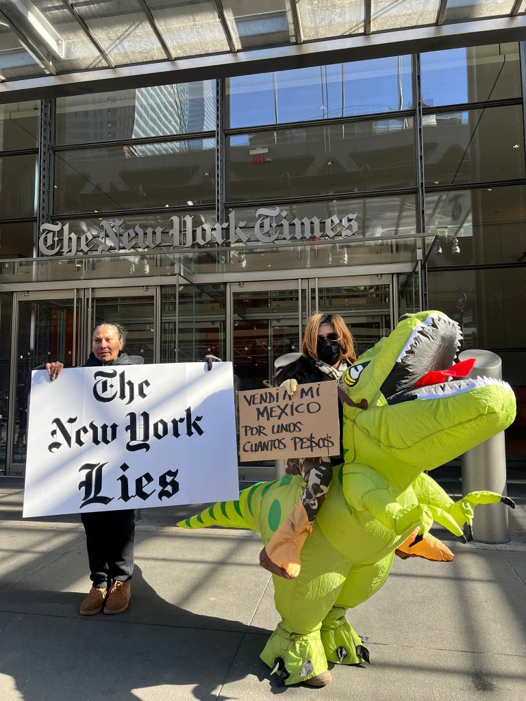 Protestan frente al New York Times en apoyo a AMLO