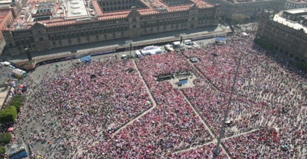 Polémica porque el Gobierno quitó la bandera de México en la Marcha por la Democracia en el Zócalo