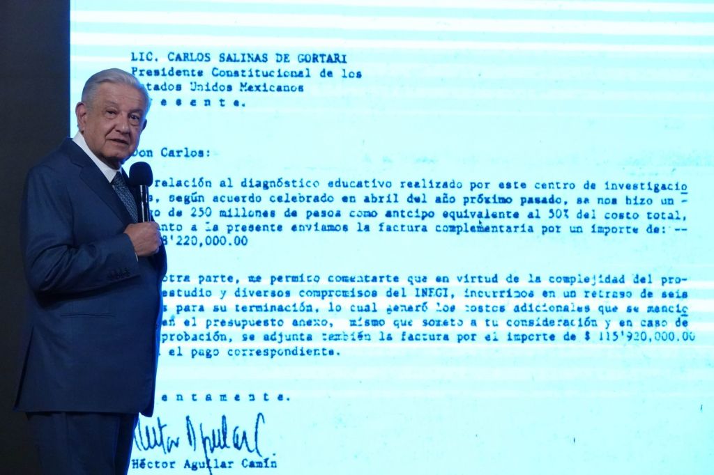 AMLO exhibió teléfono de périodista en su mañanera