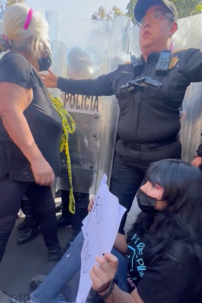 La tarde de este 5 de febrero manifestantes fueron encapsulados al exterior de la Plaza México.