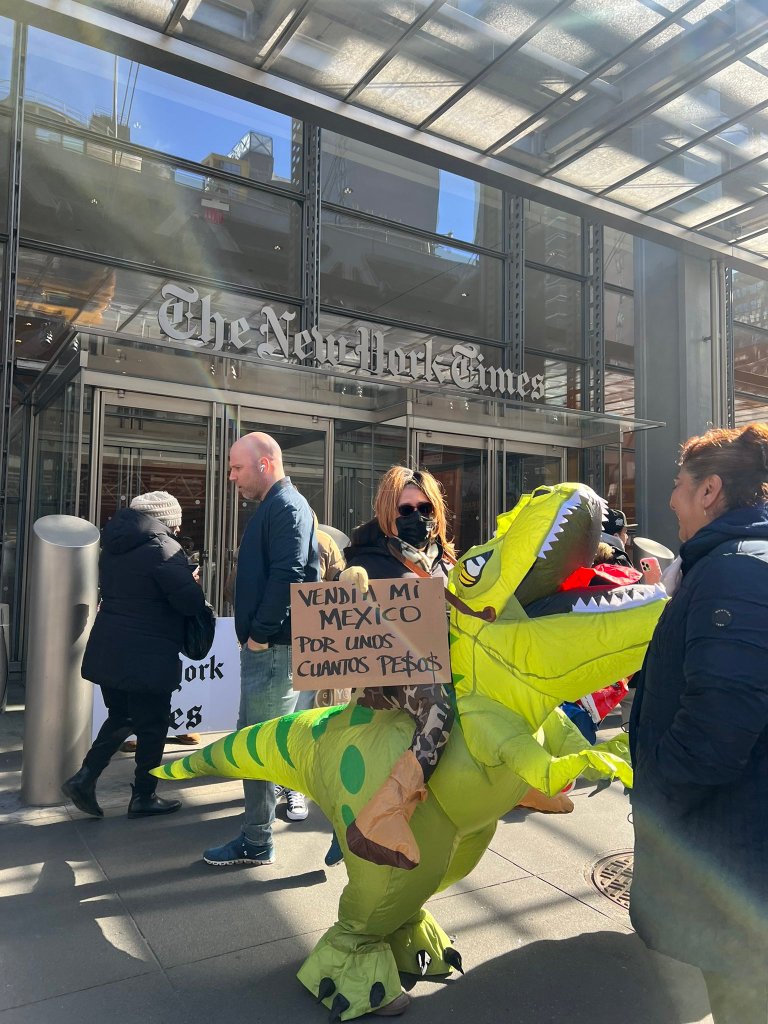 Protestan frente al New York Times en apoyo a AMLO