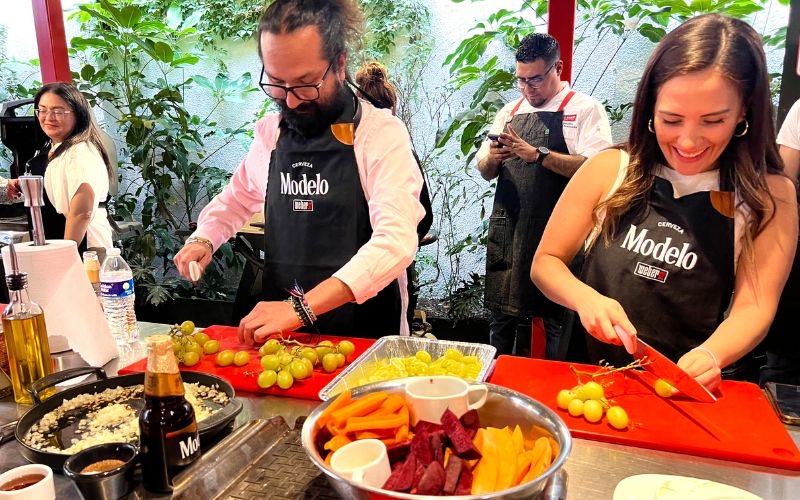 personas cocinando en evento por amor al grill