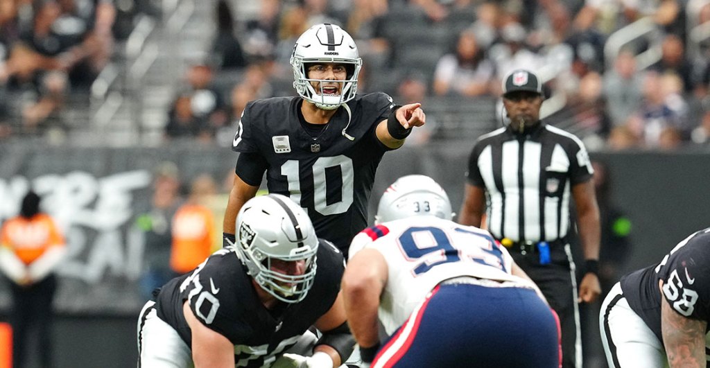 Jimmy Garoppolo jugó medio tiempo con los Raiders