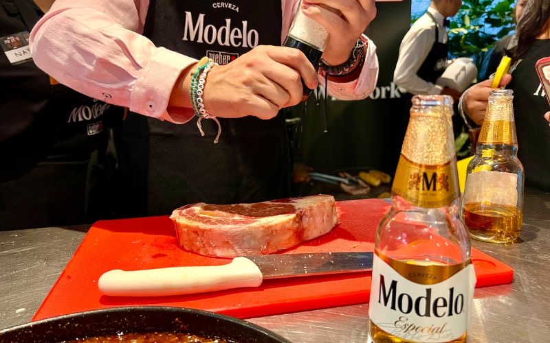 persona cocinando carne roja