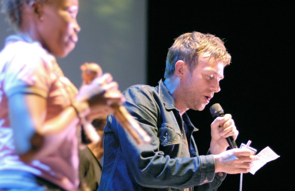 Recordemos cuando a Damon Albarn lo bajaron del escenario después de tocar 5 horas