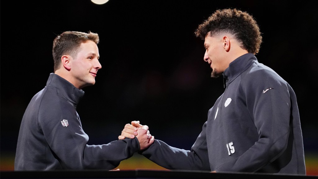 Brock Purdy y Patrick Mahomes juntos en el Super Bowl Opening Night de la NFL