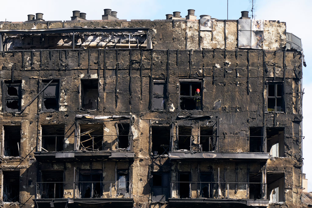 Así luce el edificio tras el incendio en Campanar