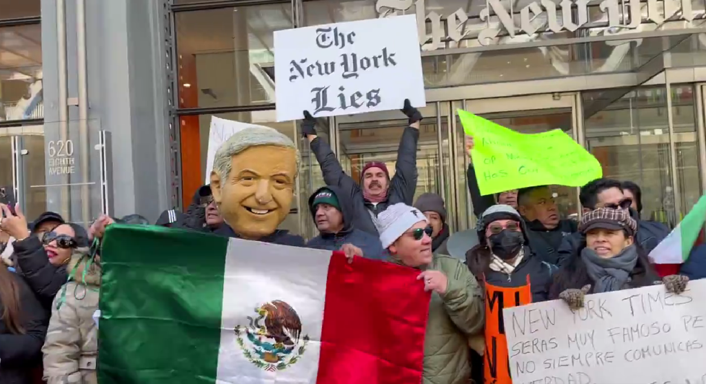 Protestan frente al New York Times en apoyo a AMLO