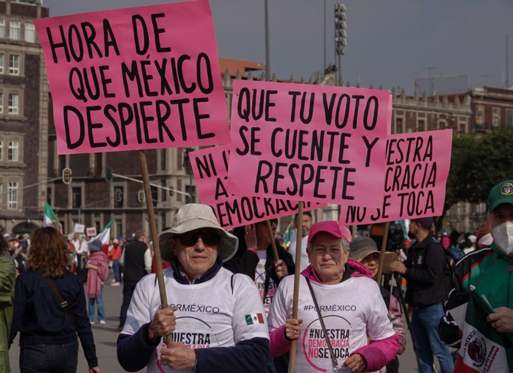 Fotos y videos de la Marcha Por Nuestra Democracia en defensa del INE