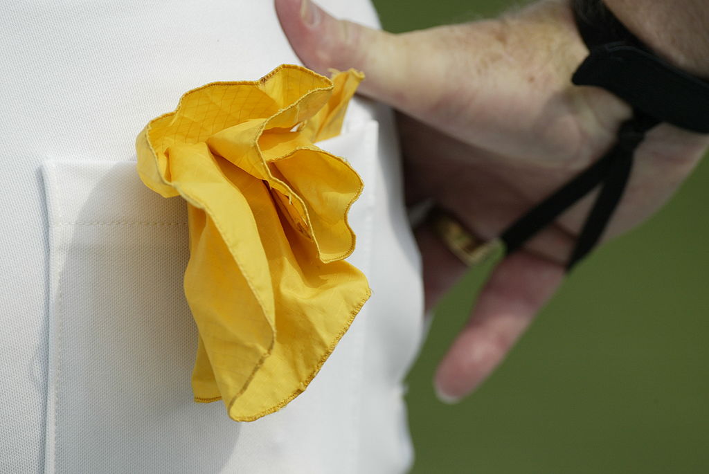 Pañuelo amarillo usado por el árbitro en la NFL