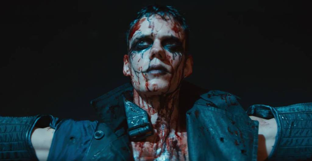 Bill Skarsgård inicia una venganza brutal en el primer tráiler del reboot de 'The Crow'