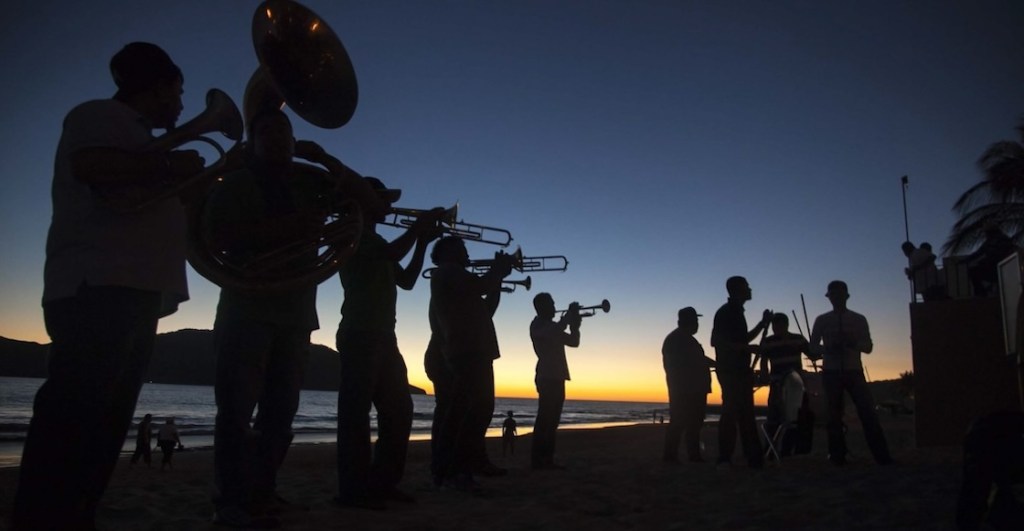 Cómo está eso de que quieren prohibir la música de banda en las playas de Mazatlán