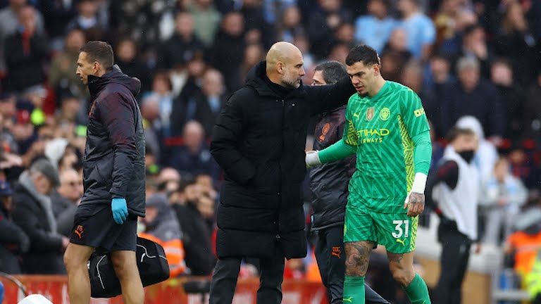 Pep Guardiola y Ederson 