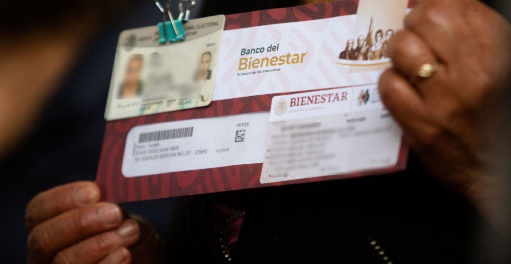 Las tarjetas del Bienestar entregadas por el gobierno de AMLO.