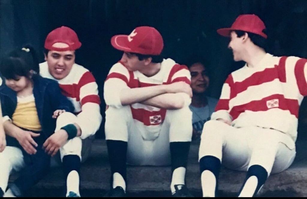 Pepe Segarra (izquierda) en un juego de béisbol entre cronistas y periodistas