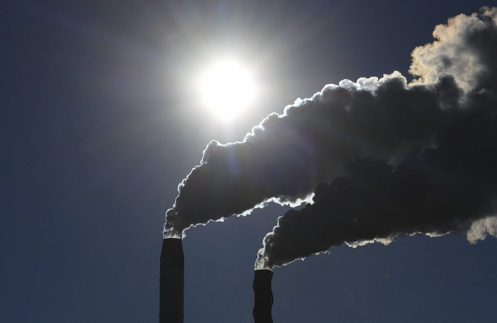 Dos chimeneas de una fábrica emiten gases. Reducir las emisiones de metano necesarias para 2030 costaría 170.000 millones de dólares. Foto de EFE/ Dave Hunt.