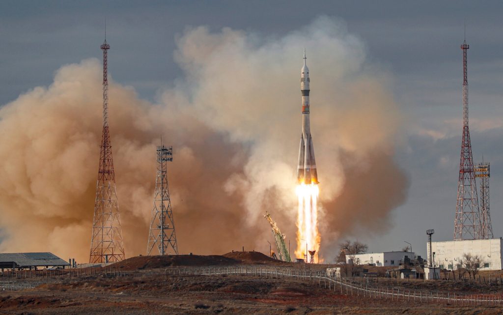 Rusia lanza al segundo intento la nave Soyuz MS-25 con tres tripulantes a bordo. Foto de EFE