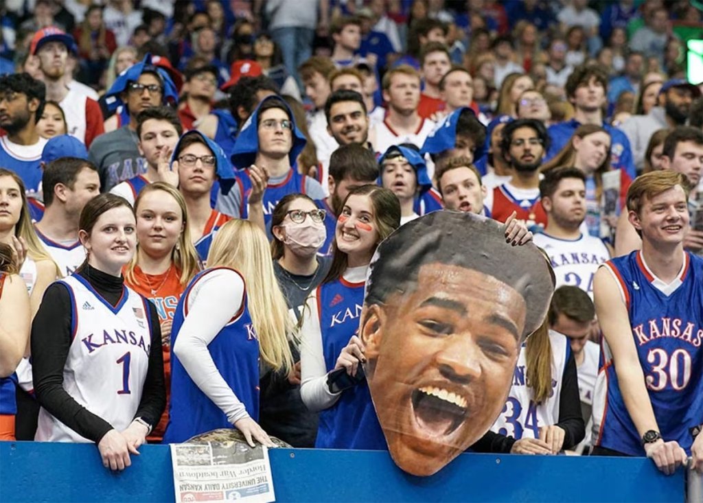 Fans del Basquetbol colegial de los Estados Unidos juegan con el bracket del  March Madness de la NCAA