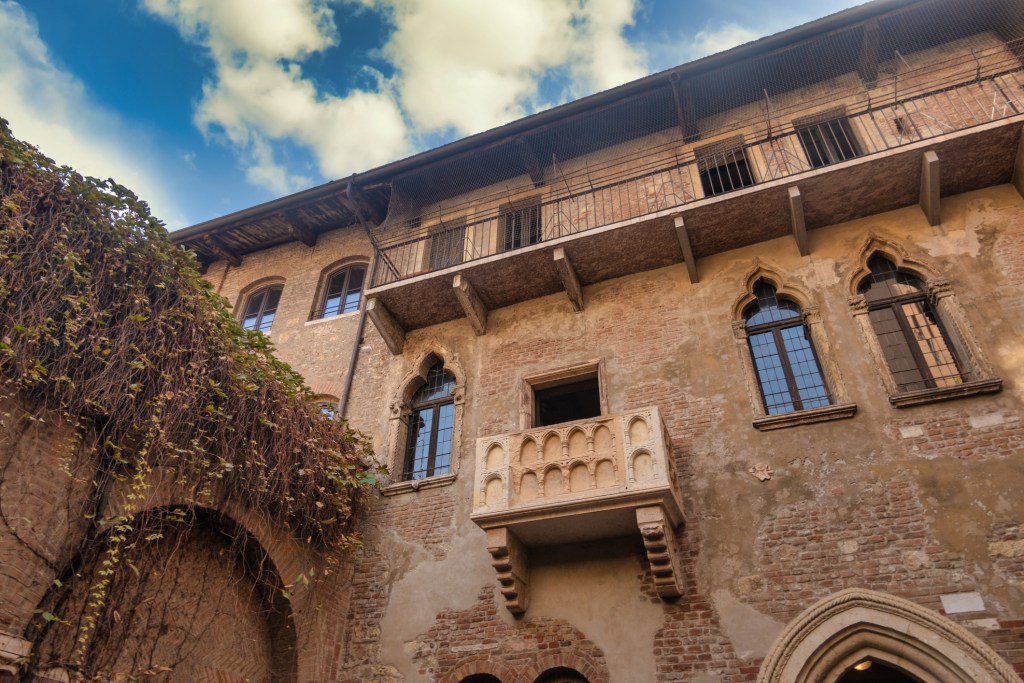 Estatua de Julieta en Verona (de Romeo y Julieta) en peligro por manoseo de turistas