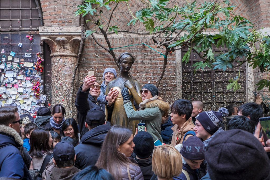 Estatua de Julieta en Verona (de Romeo y Julieta) en peligro por manoseo de turistas